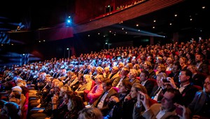 Theaterzaal met mensen